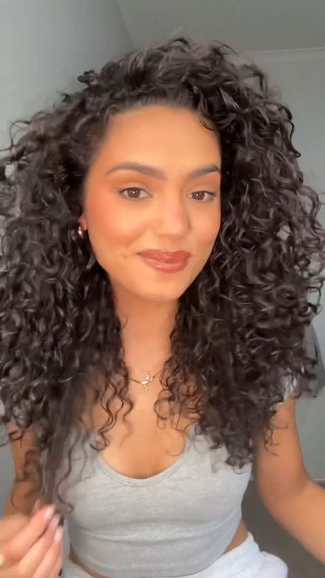 Effortless Elegance: Casual Hairstyle Ideas for Elegant Waves Olivia Calabio, Curly Hair Bun Styles, Curly Hair Techniques, Curly Hair Advice, Curly Hair Dos, Relaxed Chic, Curly Hair Accessories, Waves Tutorial, Curly Hair Care Routine