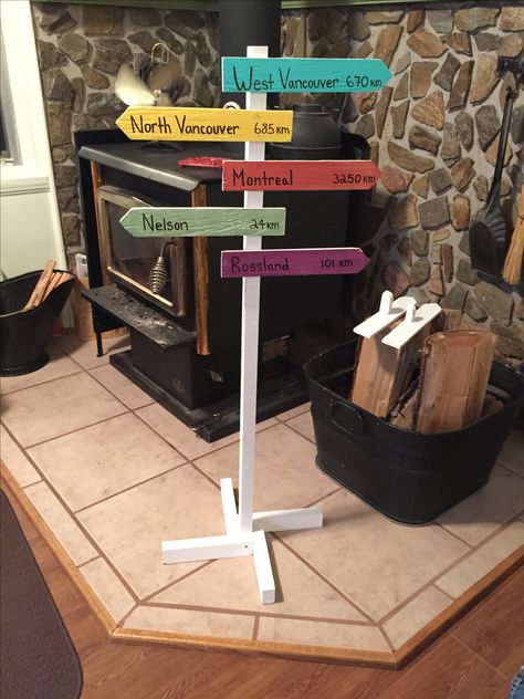 Wooden Arrow Signs Ideas, Distance Signs Post Diy, Diy Directional Sign Post, Nametag Ideas, Direction Signage, Wooden Arrow Sign, Wood Guest Book Sign, Arrow Wood Sign, Wooden Arrow