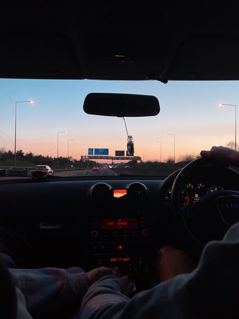 Couple Car Astethic, Couple Car Ride Aesthetic, Car Sunset Date, Car Kisses Night, Car Dates Aesthetic, Night Car Ride Aesthetic Couple, Date In Car, Car Rides With Boyfriend, Couple In Car Aesthetic