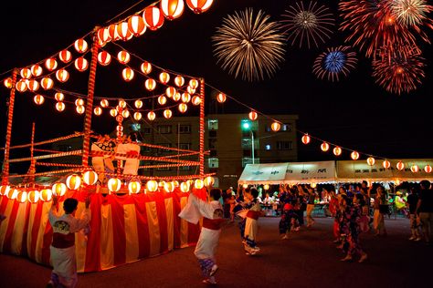 You can go to a festival Hanabi and see the characteristic fireworks. Japan Festival Aesthetic, Obon Festival Japan, Japanese Fireworks Festival, Japanese Summer Festival, Firework Festival, Festival Japan, Spring Music, Japanese Summer, Japan Summer