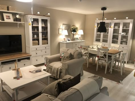 Ikea Beige Living Room, Hemnes Ikea Living Room, Salon Hemnes Ikea, Ikea Hemnes Living Room Ideas, Hemnes Living Room Ideas, Hemnes Dining Room, Ikea Rustic Living Room, Ikea Small Living Room Ideas, Ikea Living Room Standing Shelves