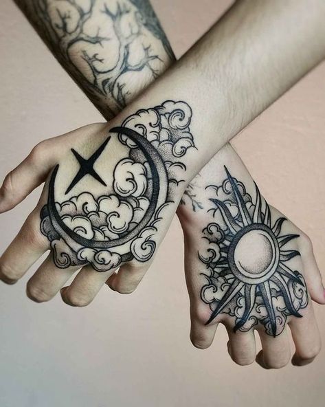 Tatuagem Blackwork: 20 artistas para voc� conhecer! - Blog Tattoo2me#tattoo #tattooequipment #tattoomachine Leader Tattoo, Sun Tattoo Men, Celestial Sleeve Tattoo, Moon Hand Tattoo, Luna Tattoo, Celestial Tattoo, Ancient Tattoo, Hand Tats, Sun Tattoos