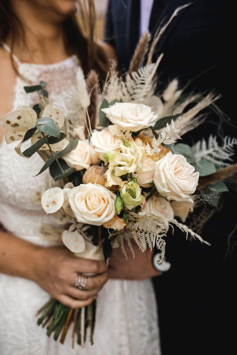 Mix Of Dried And Fresh Flowers Wedding, Best Dried Flowers, Fall Bridal Bouquet October, Fresh Flower Bouquets Wedding, Fresh Wedding Bouquets, Fresh Bridal Bouquets, Dried Wedding Bouquet, Sun Wedding, Wedding Flower Bouquets