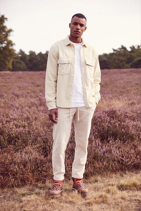 70s Outfits Men, Wicked Fashion, Aesthetic Clothes Men, Colored Pants Outfits, Outfit Homme, Cream Outfit, Easter 2024, Easter 2023, Off White Pants