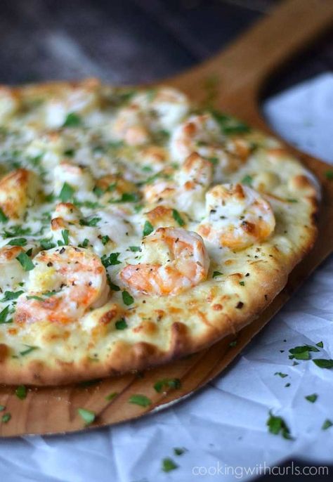 Shrimp Scampi Pizza, Scampi Pizza, Easy Flatbread Recipes, Pizza Gourmet, Pizza Lasagna, Resep Pizza, Creative Pizza, Easy Flatbread, Pizza Margherita