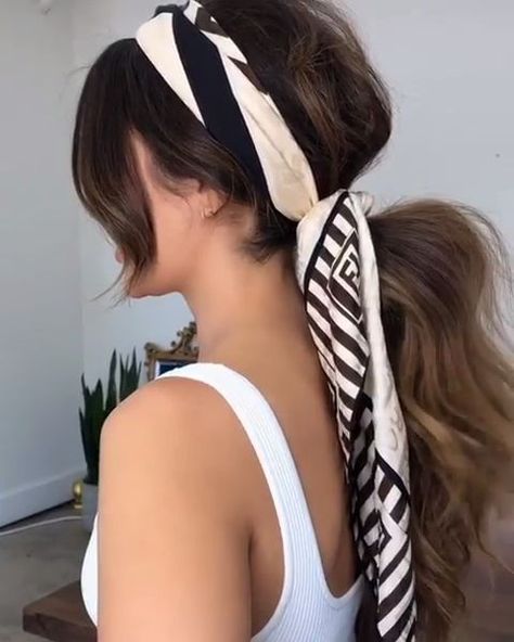 Tie your ponytail with a scarf for an elegant look, accent, and sophisticated vision.  #hairstyles #hairaccessories #style Teased Curls, Scarf On Head, Short Hair Cuts For Round Faces, High Ponytail Hairstyles, Simple Hairstyle, Quick Hair, Bow Hairstyle, Hair Videos Tutorials, Hair Tutorials