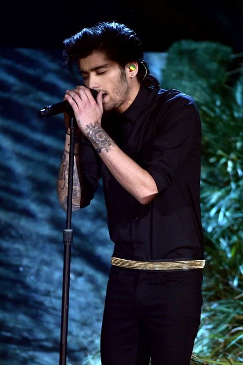 Zayn accessorised his black shirt and trousers ensemble with a glitzy gold belt. His hair had old-school appeal with its slicked-back style. Malik One Direction, Zayn Malik Style, Zayn Malik Photos, Ugly Cry, Zayn Malik Pics, American Music Awards, Justin Timberlake, Zayn Malik, Niall Horan