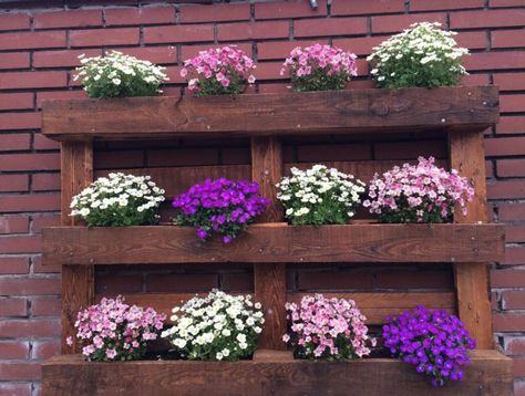 Pallet Planter Diy, Diy Wood Planter Box, Making Raised Garden Beds, Wood Flower Box, Diy Wood Planters, Vertical Planter, Pallet Planter, Wood Planter Box, Garden Makeover