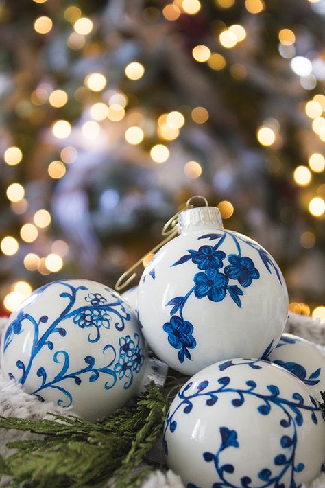 DIY Chinoiserie Ornaments Christmas Wreath Image, Diy Chinoiserie, Chinoiserie Ornaments, Christmas Tree Images, Blue Christmas Decor, Homemade Ornaments, Gold Christmas Decorations, White Ornaments, Decoration Originale