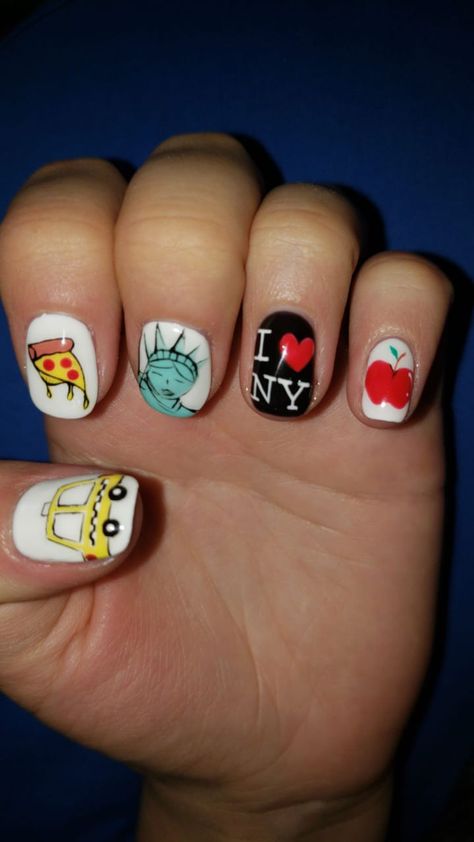 Nail art NYC; big apple, pizza, taxi, statue of liberty, I love nyc @jadegomezpastor Cute Nails For New York, Nyc Marathon Nails Design, Statue Of Liberty Nails, Nyc Nail Art, New York Nail Designs, Broadway Nails Designs, New York Theme Nails, New York Nail Art, New York City Nails Designs