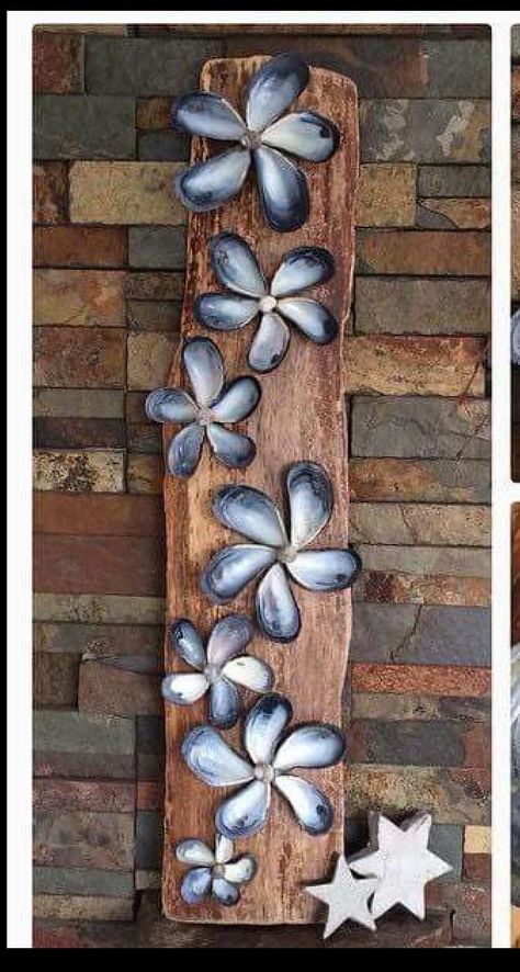 Seashell Art Diy, Beach Themed Crafts, Oyster Shell Crafts, Art Coquillage, Seashell Projects, Shells Diy, Shell Flowers, Driftwood Projects, Airplane Essentials