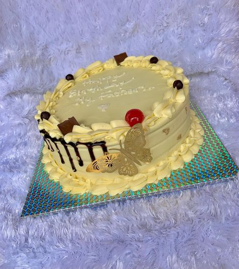 Our cakes are amazingly yum and cuteeee 🤭😍 16,000 naira only 8 inches single layer To place order kindly use the link in bio 🫶✨ . . #explore #explorepage #cakevendorinlagos #buttercreamcakes #cakesinagbara #cakesinojo #affordablecakes #creamcakes #cakesinijanikin #singlelayercakes Single Layer Cakes, Buttercream Cake, Cream, Cake