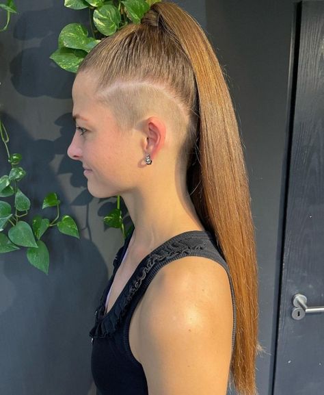 Long Undercut Ponytail Hairstyle Long Hair With Undercut, Hair With Undercut, Undercut Ponytail, Short Hair Dont Care, Undercut Long Hair, Undercut Styles, Half Shaved Hair, Shaved Side Hairstyles, Half Shaved