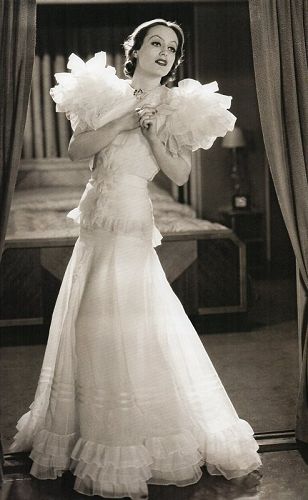 Joan Crawfrod in "the Letty Lynton dress" designed by Gilbert Adrian. 1932. Image from Creating the Illusion, by Jorgensen and Scoggins. Gilbert Adrian, Vintage Hollywood Glamour, Hollywood Costume, Iconic Dresses, Actrices Hollywood, Joan Crawford, 1930s Fashion, Vintage Couture, Photo Vintage