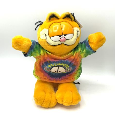 Gorgeous collectible and vintage Garfield Flower child T shirt, stuffed animal, peace, soft, cat, orange. Garfield Room Decor, Silly Garfield, Garfield Vintage, Garfield Stuff, Orange Cat Stuffed Animal, Garfield Collection, Vintage Garfield Plush, Vintage Garfield, Cat Orange