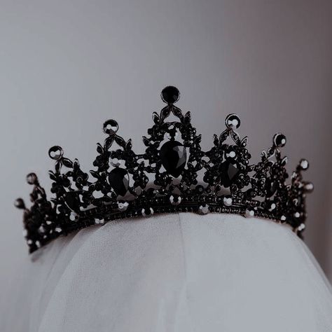 Wedding Crown Black, Black Tiaras And Crowns, Dark Wedding Crown, Crown Aesthetic Queens Dark, Black Quince Crown, Black Crown Aesthetic, Coronas Aesthetic, Black And Silver Crown, Black Wedding Crown