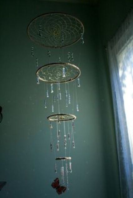 Rain Chimes, Dreamcatcher Ideas, Diy Dream Catcher Tutorial, Dream Catcher Tutorial, Dream Catcher Patterns, Dream Catcher Mobile, Dream Catcher Art, Indian Arts And Crafts, Wheel Decor