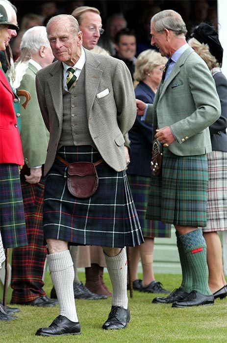 Prince Charles, Prince Philip and more royals wearing kilts - Photo 6 King Charles And Camilla, Scotland Men, Anderson Sheppard, Richard Anderson, Outlander Knitting, Peter Phillips, Kilt Outfits, Formal Coat, Charles And Camilla