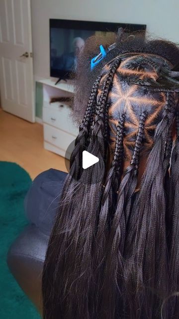 Ms. Tae ♡ Master Braider ♡ Trichologist in Training on Instagram: "I chopped this video and sped it up during the edit so this looks very seamless, however triangle parts ABSOLUTELY takes more time than boxes. The way you have to line those corners up can be real tricky! 

And of course a few sections will be some other kinda shape 🤣 cus ain't no way to achieve ALL triangles on a round or oval shaped head 🤷🏽‍♀️

Braiders: Do you charge extra for triangle parts?

Clients; Do you prefer triangles over boxes? 

Meet me in the comments...👇🏽👇🏽

Product used: 👉🏽👉🏽 @teamosupply

#JessBraidsGotTheBestBraids #NeatnessIsMySpecialty #TriangleParts #NeatBraids #NeatParts #KnotlessBraids #Knotless #IDoThis #IGotHands #Hands #Braids #LABraider ##CarsonBraider" Triangle Part Knotless Braids, Box Braids Triangle Parts, Braids Triangle Parts, Triangle Parts, Mohawk Hairstyles For Women, Kids Box Braids, Triangle Braids, Triangle Box Braids, Girls Hairstyles Braids