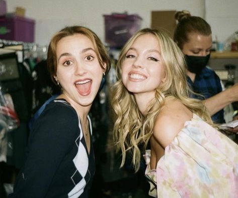 #Sydneysweeney #Maudepatow #Cassie #Lexi #Euphoria #behindthescenes Euphoria 2, Barbie Ferreira, Sydney Sweeney, Maddie Ziegler, Movies And Series, Fav Celebs, Film Serie, Series Movies, Movies Showing