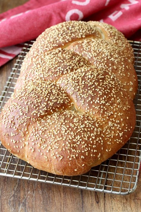 Scali bread is a braided Italian style bread that is coated in sesame seeds. The interior is very light and fluffy and the crust is super soft. Italian Baguette Recipe, Scali Bread Recipe, Sesame Bread Recipe, Bread Pairings, Braided Pie Crust, Italian Bread Recipes, Tasty Bread Recipe, Braided Bread, Yeast Bread Recipes