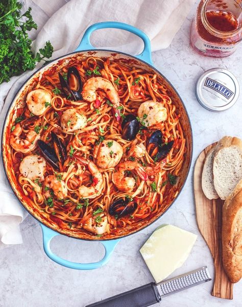 Fiery One-Pot Seafood Pasta With Arrabbiata Sauce Dinner Reciepes, Pasta Arrabiata, Weeknight Dinner Pasta, Arrabbiata Sauce, Lent Recipes, Seafood Pasta Recipes, One Pot Dinner, Scallop Recipes, Pescatarian Recipes