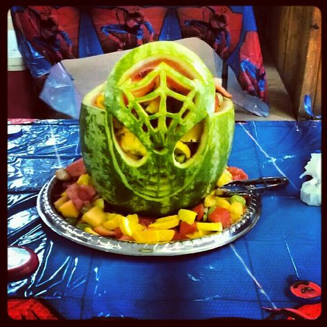 Spider-Man watermelon basket Spider Watermelon, Spiderman Watermelon, Watermelon Creations, Superhero Cakes, Watermelon Basket, Fruit Carvings, Marvel Birthday Party, Fruit Creations, Watermelon Carving