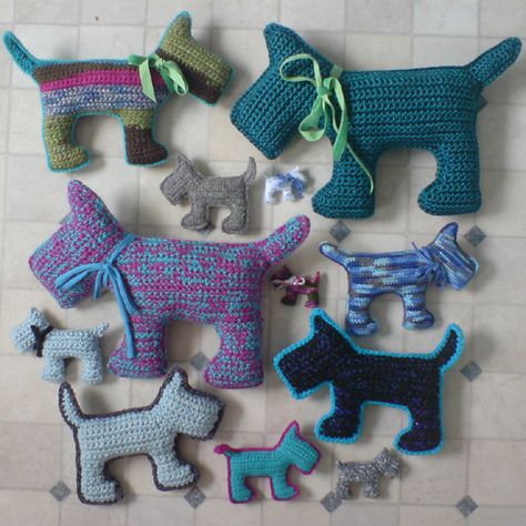 Scottie Dogs in four sizes - Free Pattern Amigurumi Dog, Scottie Dogs, Crochet Amigurumi Free, Crochet Dog, Crochet Applique, Scottish Terrier, Scottie Dog, Dog Pattern, Amigurumi Free Pattern