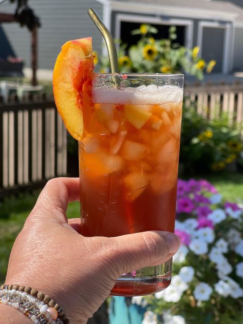 Peach Iced Tea Low Calorie Fruit, Clear Protein Drinks, Protein Shake Diet, Summer Iced Tea, Fruit Punch Recipe, Peach Scones, Cold Drinks Recipes, Peach Iced Tea, Sweet Tea Recipes