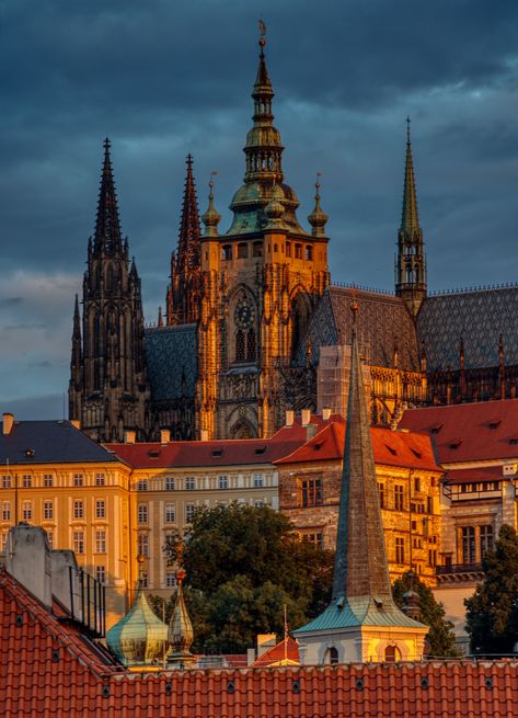 Jeff Hirsch captures sunrise on St. Vitus Cathedral and the Prague Castle. One of those iconic shots you just have to take! Prague Castle Czech Republic, St Vitus Cathedral Prague, Czech Culture, Prague Photography, St Vitus Cathedral, St Vitus, Europe 2023, Prague Travel, Castle Aesthetic