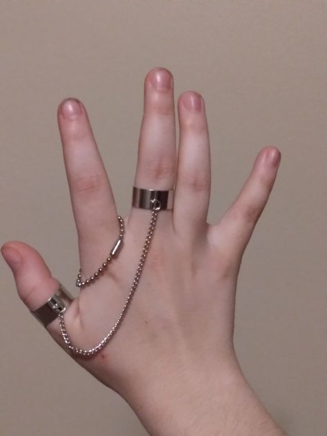 rings, chain Chain Rings, Emo Scene, Hand Chain, Chain Ring, My Friend, Give It To Me, Chain, Disney, Quick Saves