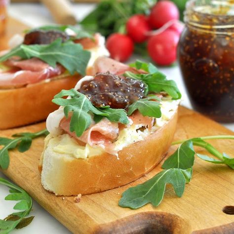 Italian Happy Hour: Cabernet Sauvignon and Prosciutto Bruschetta with Brie and Fig Bruschetta With Brie, Leftover Brie Cheese, Triple Cream Brie Recipes, Brie And Fig Jam, Prosciutto Bruschetta, Brie And Fig, Leftover Cheese, Onion Appetizers, Five Course Meal