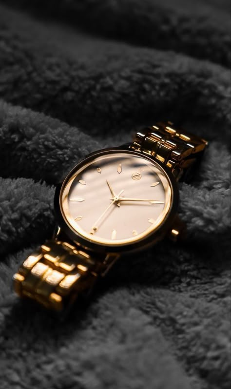 Watches Women Simple, Christmas Shoot, Vintage Watches Women, Watch Ad, Watch Photo, Photoshoot Photography, Photography Wallpaper, Creative Ads, Band Merch