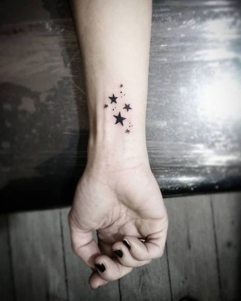 Mini Star Tattoo, Finger Tattoos Ideas, Star Tattoo Ideas, Star Tattoo On Wrist, Shooting Star Tattoo, Small Star Tattoos, Tattoo On Wrist, Side Wrist Tattoos, Sketches Tattoo