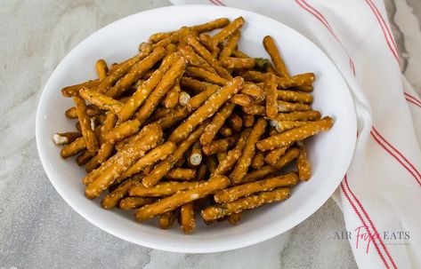 This seasoned air fryer pretzels recipe will make all snack lovers rejoice with happiness! At last, an easy seasoned pretzel recipe that will turn non-snackers into snack-a-holics when they taste these ranch pretzels. Ranch Pretzels, Vegetable Slow Cooker, Trisha Yearwood Recipes, Seasoned Pretzels, Snacks And Appetizers, Cinnamon Sugar Pretzels, Pretzel Recipe, Pig In Mud, Pretzels Recipe