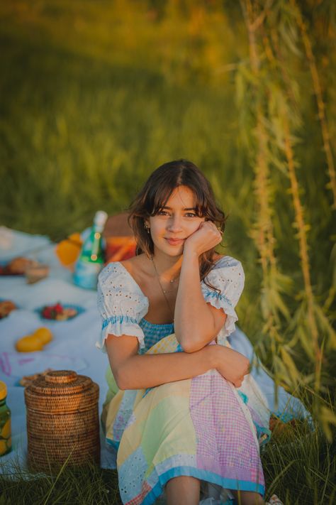 Picnic Table Poses, Film Picnic Photoshoot, Picnic Portrait Photography, Cottage Core Picnic Aesthetic, Outdoor Picnic Photoshoot Ideas, Cake Picnic Photoshoot, Picnic Shoot Ideas, Birthday Picnic Photoshoot Ideas, Picnic Shoot Photo Ideas