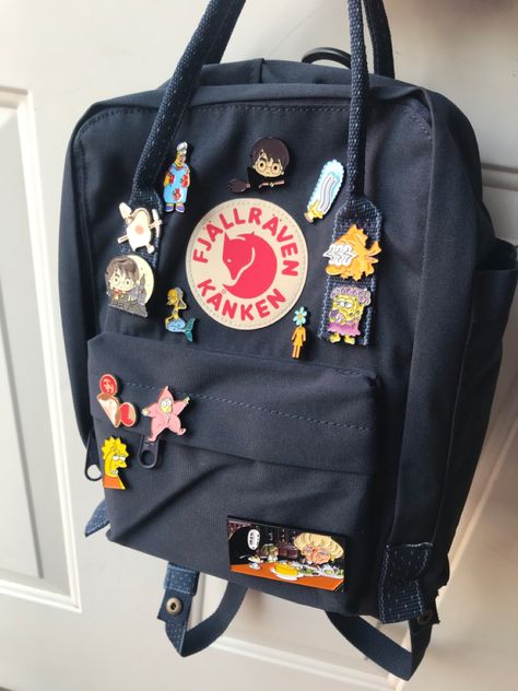 Kanken Backpack Outfit, Kanken Style, Dream Backpack, Mochila Fjallraven Kanken, Fjallraven Kanken Mini, Pretty Tote Bags, Kanken Mini, Stylish School Bags, Aesthetic Backpack