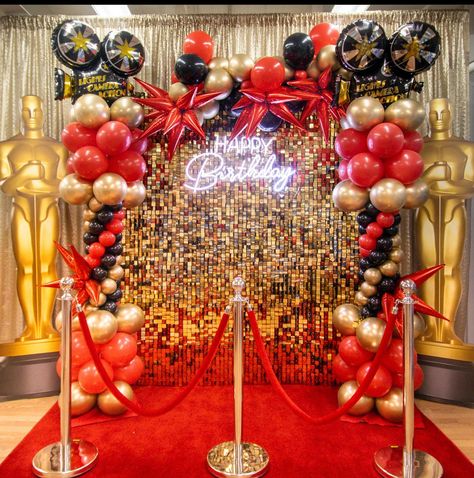 Old Hollywood Balloon Arch, Club Theme Party Ideas At Home, Hollywood Birthday Theme, Dinner Party Ideas Decorations, Old Hollywood Birthday Party, Hollywood Party Centerpieces, Hollywood Homecoming, Hollywood Theme Prom, Hollywood Backdrop