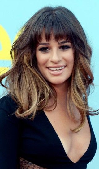 Messy Wavy Layered Hairstyle With Graduated Front Bangs Shoulder Length Layered Hair, Front Bangs, Medium Length Hair With Layers, Fabulous Hair, Shoulder Hair, Ombré Hair, Lea Michele, Medium Hair Cuts, Hair Envy