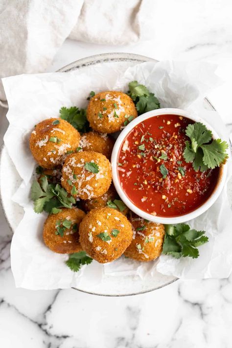 Vegan Arancini, Arancini Recipe Italian, Easy Air Fryer Meals, Fried Rice Balls, Italian Rice Balls, Leftover Risotto, Vegan Mushroom Risotto, Air Fryer Meals, Arancini Recipe