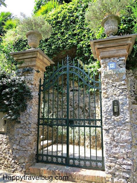 Italian Gates Entrance, Italian Fence, Village Entrance Gate Design, Front Yard Gate, Modern Entrance Design, Gates Modern, Palace Entrance Gate, House Front Gate, Estate Fencing Gate