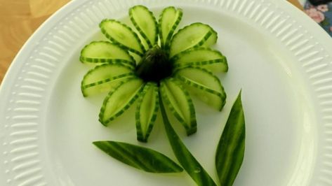 Food Garnishes Ideas, Vegetable Carving Ideas, Cucumber Design, Cucumber Carving, Flower Garnish, Cucumber Rose, Cucumber Flower, Food Garnish, Vegetable Decoration