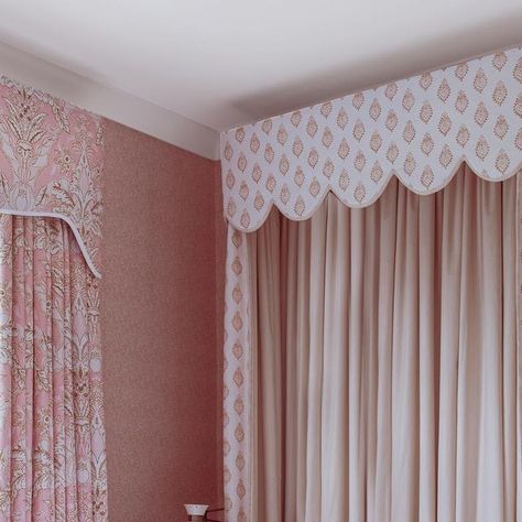 Tor Saer on Instagram: "It was a joy to work on this incredible country house project a few years go with Fi and Sophie from @eadieandcrole which featured the most divine fabrics and craftsmanship from some of my finest makers. This was a sunny guest bedroom, with two half tester beds with scalloped pelmets, and curtains in the prettiest fabric (Dabke Petal by @alice.sergeant ) featuring a soft shaped pelmet handmade for me by the supremely talented @lucy.byrom 🌸  The soft pinks and yellows complement each other so beautifully. Fi and Sophie chose a block print by @langtontextiles for the half tester pelmets and valances and the back contrast lining is ‘Tang’ by @iansandersontextiles . We used a contrast binding along the leading edge of the curtains and the base of the curtain pelmet too Scallop Curtain Pelmet, Scalloped Pelmet, Scalloped Curtains, Alice Sergeant, Curtain Pelmet, Pretty Fabric, The Curtain, Valances, Printed Curtains