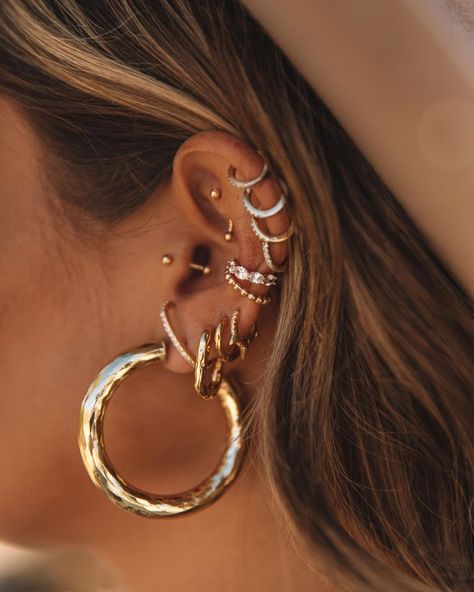 Jay.Nicole on Instagram: “More gold please ��🤤 tap to shop” Ear Peircings, Cool Ear Piercings, Pretty Ear Piercings, Cool Piercings, Ear Style, Indie Jewelry, Stacked Earrings, Ear Cuff Earings, Classy Jewelry