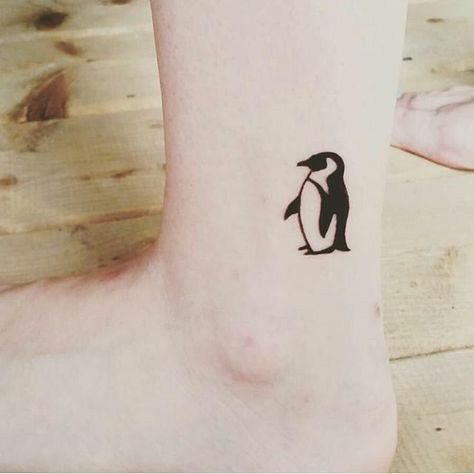 Tattoos Alt, Penguin Tattoos, Serotonin Tattoo, Sewing Tattoos, Penguin Tattoo, Bestie Tattoo, Christmas Tattoo, Flash Tattoo Designs, Doodle Tattoo