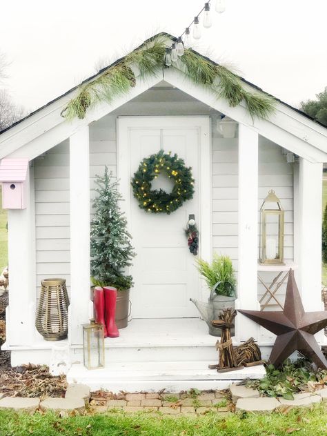 🌟Tante S!fr@ loves this📌🌟Christmas Cozy in the She Shed Christmas She Shed, Christmas Shed, Christmas Lights Outdoor Ideas, Simple Winter Decor, Playhouse Diy, Christmas Lights Outdoor, Shed Makeover, Storing Christmas Decorations, Christmas Cozy