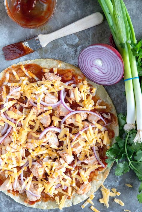 Tortilla Bbq Chicken Pizza, Flour Tortilla Pizza Recipes, Tortilla Shell Pizza, Tortilla Pizza Recipes, Simple Bbq Chicken, Flour Tortilla Pizza, Low Carb Low Calorie Recipes, Recipe Tortilla, Low Calorie Tortilla