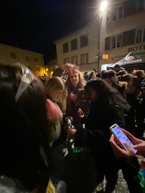 party friends outside fasnacht Carnival London, Uk Party, Uk Parties, Friends Group Photo, Friend Group, Group Photos, Pic Ideas, Carnival, Vision Board