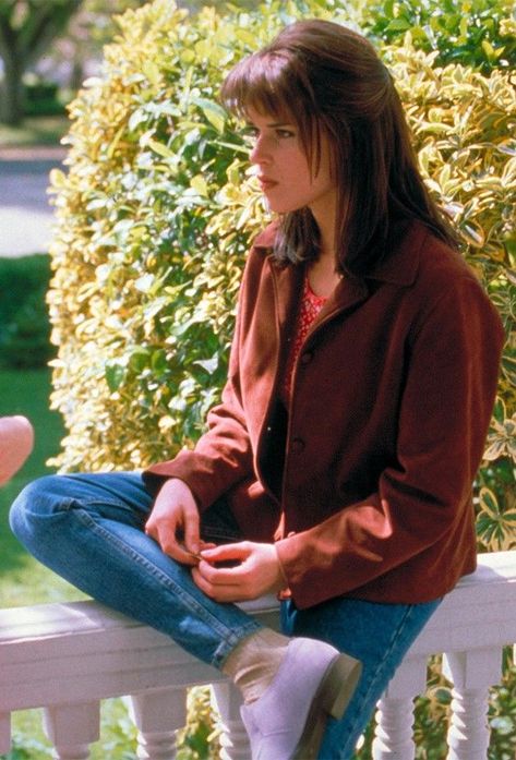 Scream Sidney Prescott Scream 1996, Sydney Prescott Outfit, Sidney Scream, Scream Outfits, Sidney Prescott, Scream 1996, Scream Cast, 90s Pop Culture, Detective Aesthetic