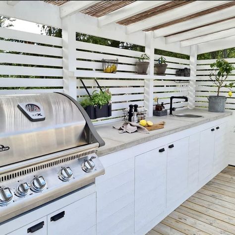 Outdoor Bbq Area, Outdoor Kitchen Decor, Diy Patio Decor, Outdoor Kitchen Plans, Build Outdoor Kitchen, Outdoor Bbq Kitchen, Built In Bbq, Backyard Renovations, Backyard Kitchen